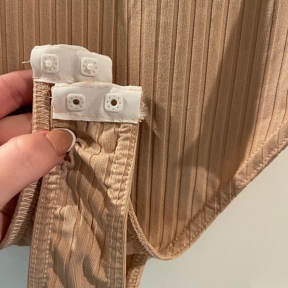 Pretty Little Thing- Ribbed Bodysuit ✨ - Picture 4 of 5